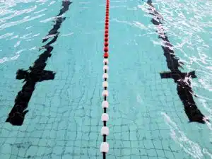 Een aquarunningtraining doe je in de banen van een zwembad