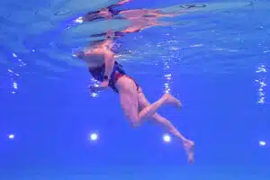 Aquarunning hardloopt in het zwembad
