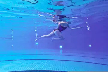 Langlaufpas in het zwembad door een aquarunner