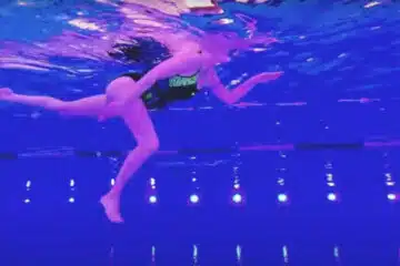 Aquarunster langlauft door het zwembad