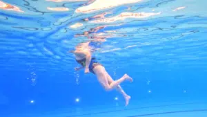 Aquarunner doet triplings in het zwembad