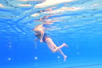 Aquarunner doet triplings in het zwembad