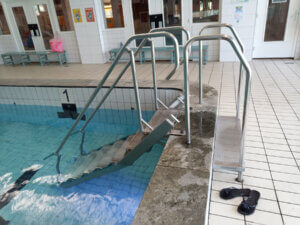 Een luie trap in het zwembad, zodat je gemakkelijk het water in en uit kunt.