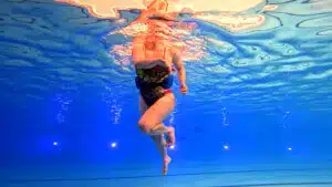 Aquarunster doet kruispas in het zwembad
