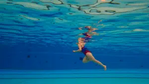Aquarunner doet de A-skip in het zwembad