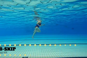 Aquarunner doet de B-Skip in het zwembad